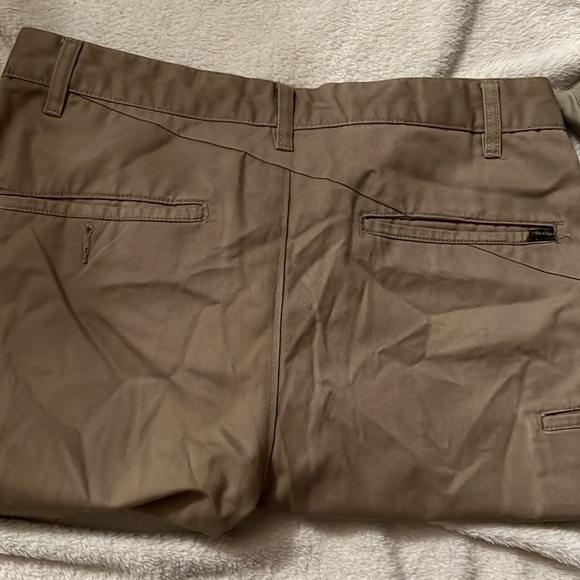 Mens shorts Volcom Brand  Khaki color Size 31 - Picture 2 of 5